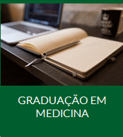 Texto: Graduação em Medicina. Foto: Caneta sobre caderno pautado. Computador e caneca ao fundo.