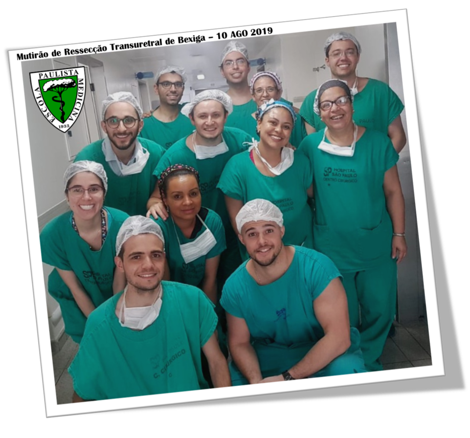 foto de equipe composta por 5 mulheres de 7 homens, todos com uniforme de centro cirúrgico