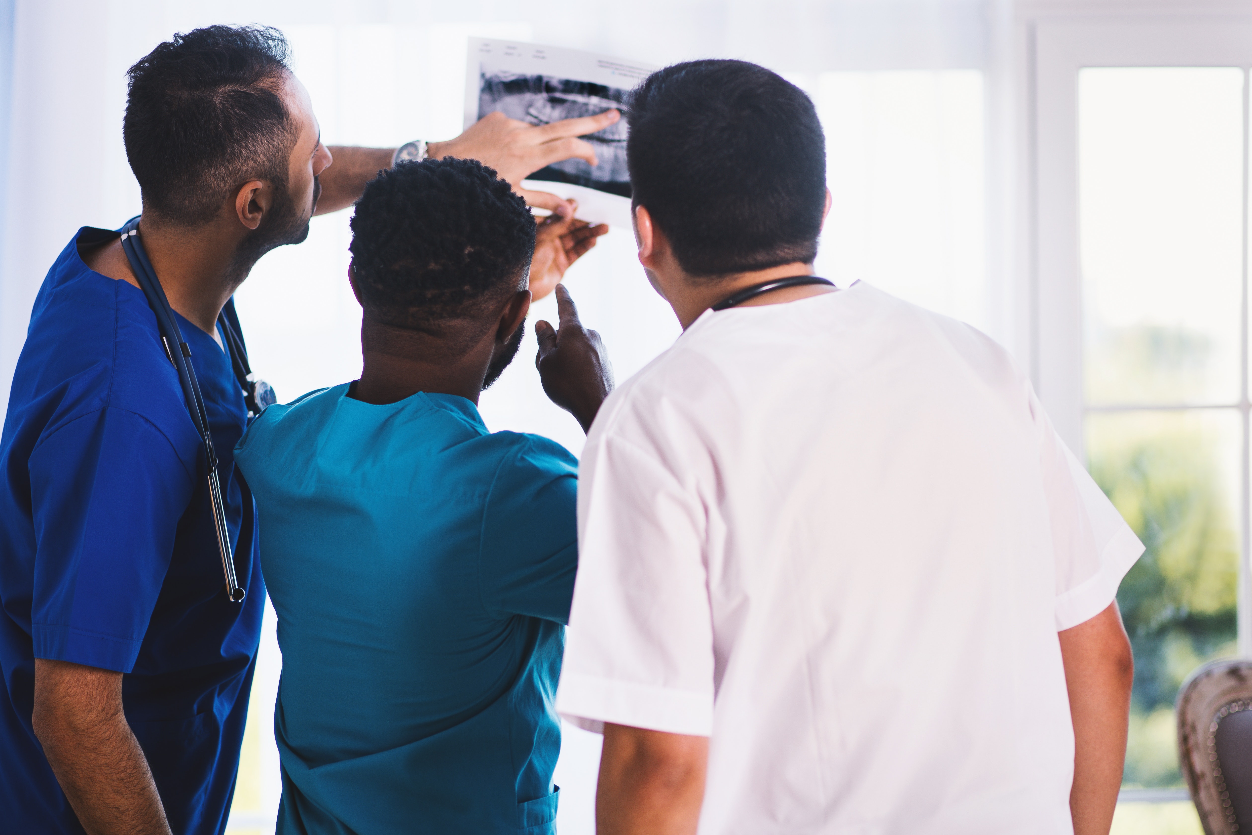 Imagem representando vários médicos conversando