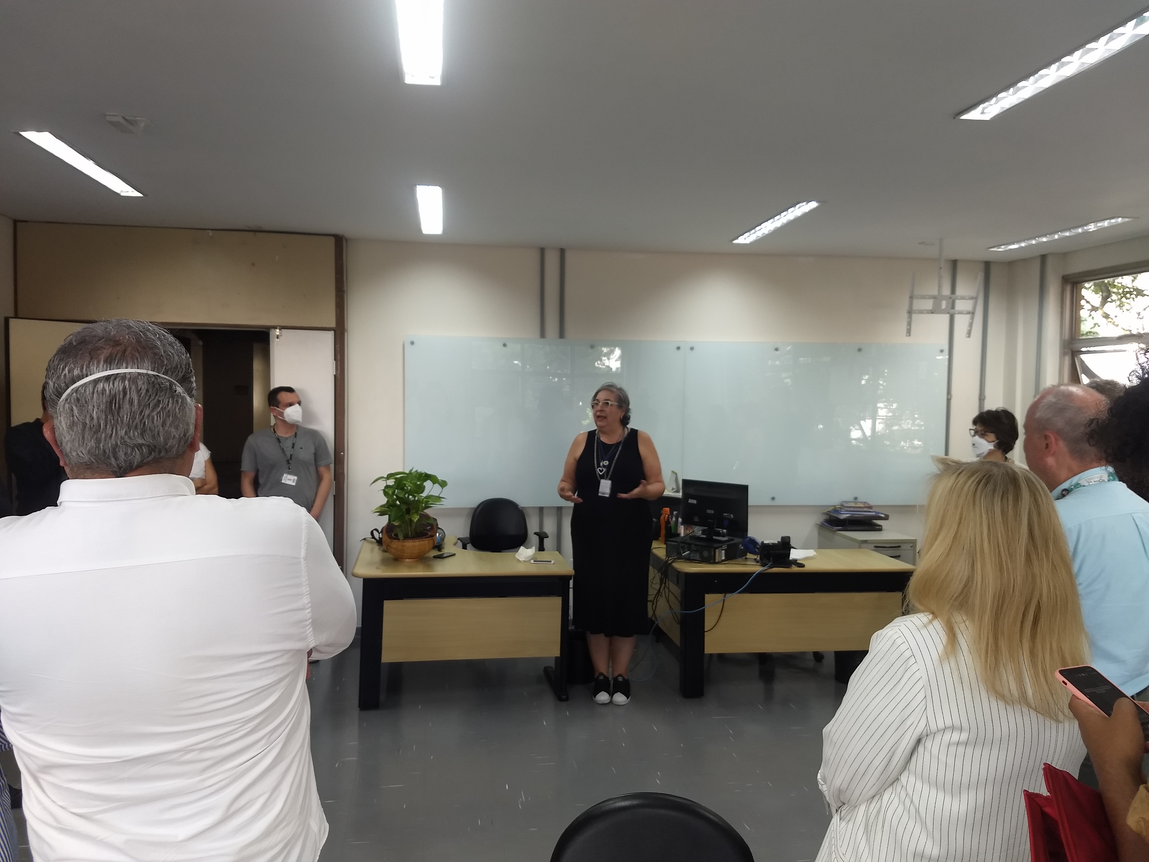 A professora Rosemarie faz discurso em frente a outros servidores