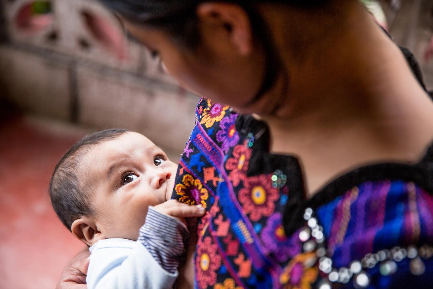 O leite materno tem tudo de que o bebê precisa até o sexto mês de vida. Quando recebe só leite materno, não precisa consumir chá, sucos ou água. O leite materno já contém a água de que o bebê necessita, mesmo em locais muito quentes.