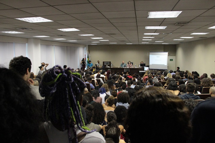 imagem do auditório lotado durante a reunião do Consu